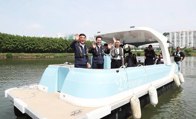 폰툰보트 시승하는 김두겸 울산시장(맨 왼쪽) [울산시 제공. 재판매 및 DB 금지]
