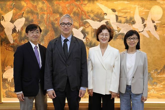 '동아시아 왕실문화와 미술' 학술대회 참석한 전문가들  왼쪽부터 이타쿠라 마사아키 일본 도쿄대 동양문화연구소 교수, 유키오 리핏 미국 하버드대 교수, 박정혜 한국학중앙연구원 교수, 위페이친 대만 국립고궁박물원 부원장 [국립고궁박물관 제공. 재판매 및 DB 금지]