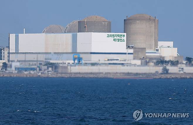 고리 1호기 원안위서 해체 승인 여부 결정 (부산=연합뉴스) 손형주 기자 = 26일 오후 부산 기장군 장안읍에 위치한 고리1호기(오른쪽 첫 번째) 모습. 원자력안전위원회는 이날 회의를 열고 고리 원자력발전소 1호기 해체 승인 여부를 결정한다. 원안위가 해체 승인을 의결하면 고리 1호기는 1972년 건설 허가가 난지 53년만, 2017년 영구 정지가 결정된 지 8년 만에 본격 해체에 돌입하게 된다. 고리1호기는 1978년 4월 29일 상업 운전을 시작한 우리나라 최초 원자력발전소다. 2025.6.26 handbrother@yna.co.kr