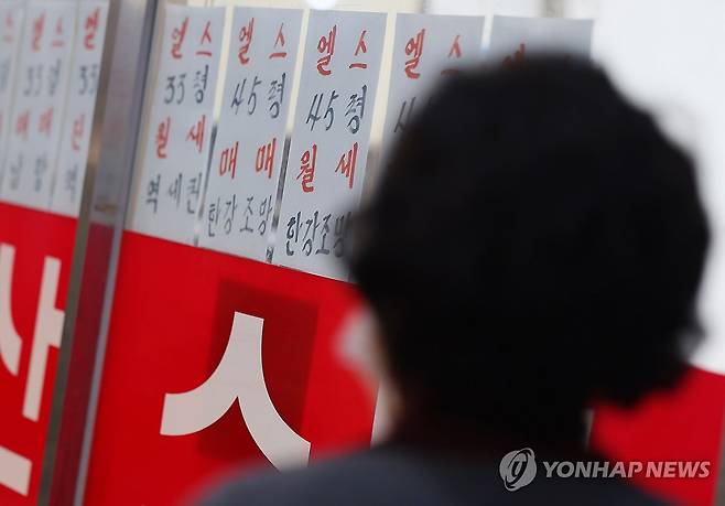 전국 월세 비중 처음으로 60% 넘어서 (서울=연합뉴스) 김도훈 기자 = 전국 신규 전월세 거래에서 월세 비중이 처음으로 60%를 넘어선 것으로 나타나 월세 강세가 두드러지고 있다.
    1일 국토교통부가 발표한 '2월 주택통계'에 따르면 올해 1∼2월 전국 전월세 신규 거래 중 월세(보증부 월세·반전세 포함)가 차지하는 비중은 61.4%로 나타났다. 사진은 1일 오후 서울의 한 부동산 모습. 2025.4.1 superdoo82@yna.co.kr