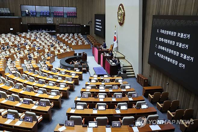 국회 운영위·법사위·문체위·예결위원장 선출 (서울=연합뉴스) 김주성 기자 = 27일 국회 본회의에서 우원식 국회의장이 국회 운영위원장·법제사법위원장·문화체육관광위원장 보궐선거, 예산결산특별위원장 선거 결과를 발표하고 있다. 2025.6.27 utzza@yna.co.kr