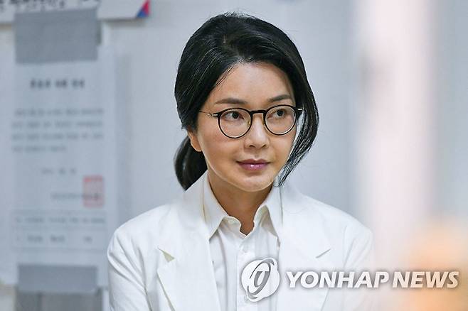 지난 3일 투표 순서 기다리는 김건희 여사 [연합뉴스 자료사진]