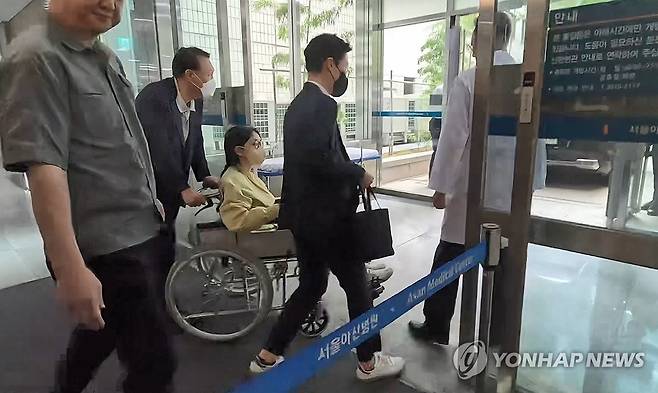 휠체어 타고 퇴원하는 김건희 (서울=연합뉴스) 특별검사팀 출범을 앞두고 우울증 등 지병을 이유로 입원했던 김건희 여사가 27일 서울 송파구 서울아산병원에서 윤석열 전 대통령이 미는 휠체어에 탄 채 퇴원하고 있다.  2025.6.27  [SBS·MBC·KBS·YTN·MBN 방송 풀 제공. 재판매 및 DB 금지] photo@yna.co.kr