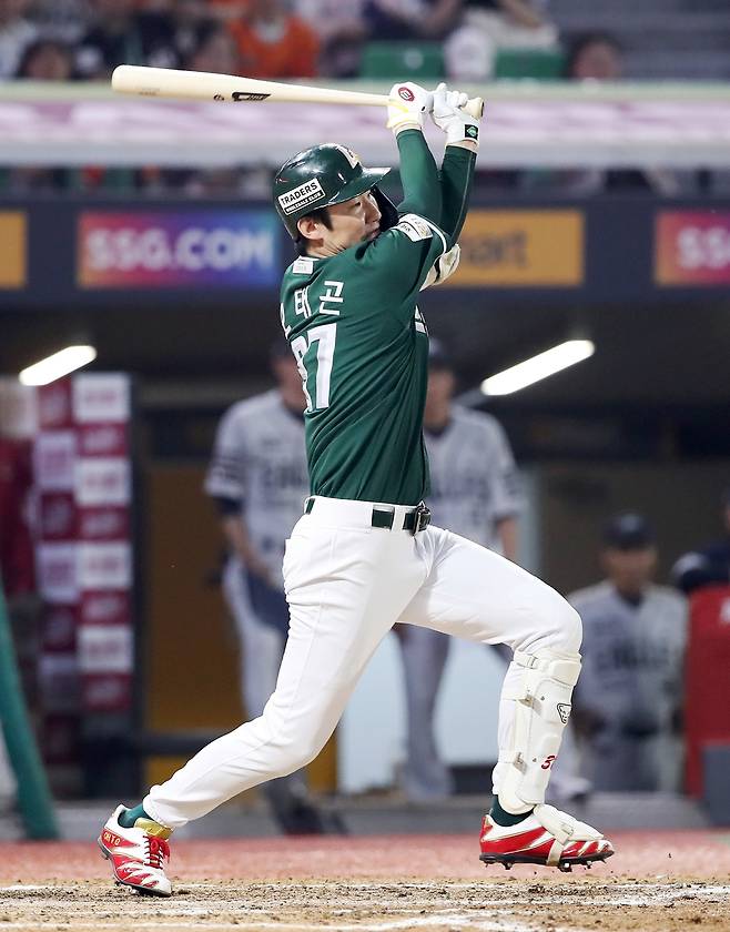 대타 오태곤의 결승타 (서울=연합뉴스) SSG 오태곤이 27일 인천 SSG랜더스필드에서 열린 프로야구 한화와 홈 경기, 7회 대타로 등장해 역전 적시타를 치고 있다. [SSG 랜더스 제공. 재판매 및 DB금지]