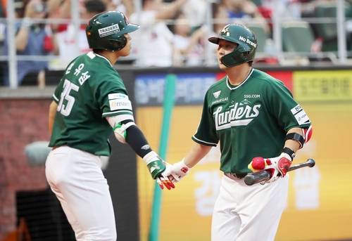 최정, KBO 최초 20시즌 연속 두 자릿수 홈런 (서울=연합뉴스) SSG 최정(오른쪽)이 27일 인천 SSG랜더스필드에서 열린 프로야구 한화와 홈 경기, 3회 3점 홈런을 치며 20시즌 연속 두 자릿수 홈런의 대기록을 세운 뒤, 한유섬의 축하를 받고 있다. [SSG 랜더스 제공. 재판매 및 DB금지]