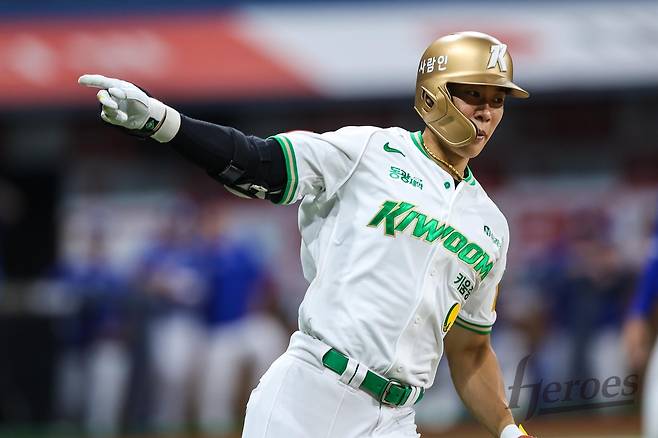 송성문의 홈런 세리머니 (서울=연합뉴스) 키움 송성문이 27일 서울 고척스카이돔에서 열린 프로야구 삼성과의 홈 경기, 8회 역전 투런 홈런을 친 뒤 세리머니를 하고 있다. [키움 히어로즈 제공. 재판매 및 DB금지]