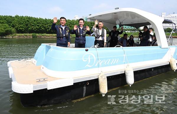 울산시가 2028 울산국제정원박람회 개최를 앞두고 수상 교통망 구축에 본격 착수한 가운데 27일 김두겸 울산시장은 이동주 국제정원박람회추진단장, 임현철 울산시 대변인 등과 함께 폰툰보트(Pontoon Boat)에 시승해 태화강 물길을 활용한 교통혁신 방안을 검토했다.