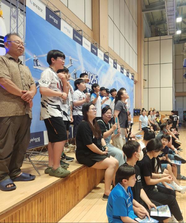 '2025 포항드론페스티벌'이 28일 포항 장량국민체육터에서 개최된 가운데 드론 축구대회를 응원하는 관중들. 서의수 기자