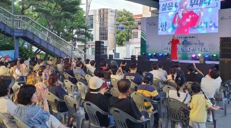 27일 포항 철길숲 한터마당에서 열린 2025 포항 그린웨이 인문학 토크 콘서트에서 배우 박해미가 강연하고 있다. 황영우 기자