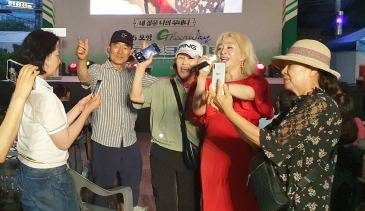 27일 포항 철길숲 한터마당에서 열린 2025 포항 그린웨이 인문학 토크 콘서트에서 배우 박해미가 관객들 사진요청에 응하며 열창하고 있다. 황영우 기자