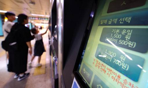 28일 첫 차부터 수도권 지하철 교통카드 기본요금이 현행 1400원에서 1550원으로 150원 인상되는 가운데 지난 23일 서울 시내 한 지하철역 개찰구에서 시민들이 탑승권을 구입하고 있다. (사진=뉴시스)