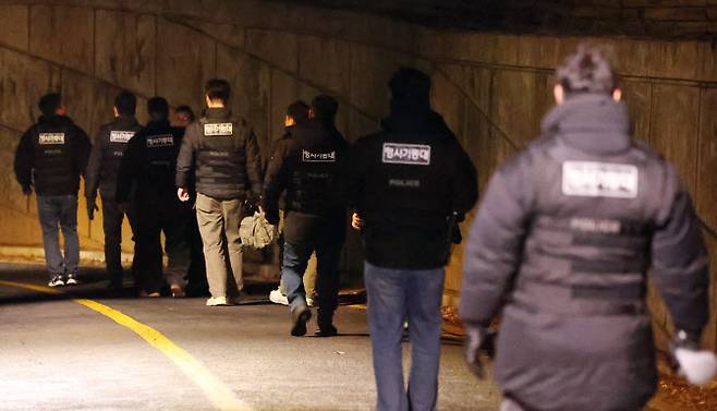 고위공직자범죄수사처(공수처)와 경찰이 윤석열 대통령에 대한 2차 체포영장 집행에 나선 지난 1월 15일 서울 용산구 한남동 대통령 관저 인근 매봉산 등산로로 형사기동대 인력이 이동하고 있다. (사진=연합뉴스)