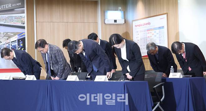 김광일(앞줄 오른쪽 두번째) 홈플러스 부회장과 조주연 홈플러스 사장(앞줄 오른쪽 첫번째) 등이 지난 3월 14일 오전 서울 강서구 홈플러스 본사에서 열린 기자간담회에서 기업회생절차와 관련, 입장을 밝히기에 앞서 허리숙여 사과하고 있다. (사진=이데일리 노진환 기자)