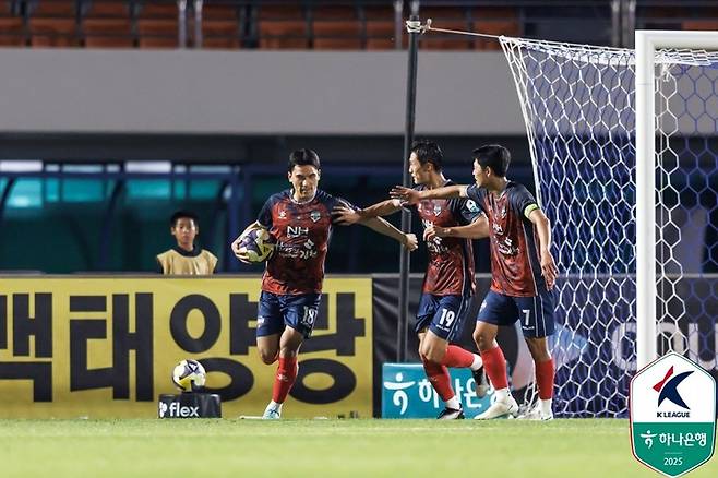27일 김천종합운동장에서 열린 전북과 경기에서 만회골을 넣은 김천상무 원기종(맨 왼쪽)