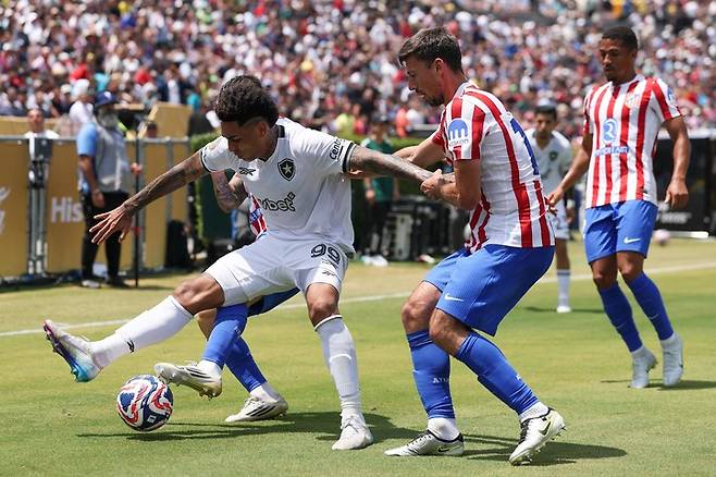 2025년 6월 23일, 미국 패서디나 로즈볼 스타디움에서 열린 클럽 월드컵 조별리그 B조 경기에서 보타포구의 이고르 제주스가 아틀레티코 마드리드의 클레망 랑글레와 볼 경합을 벌이고 있다.