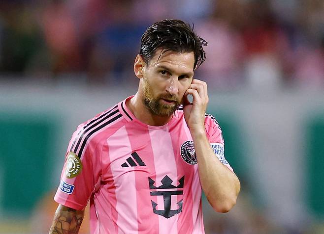 2025년 6월 23일, 미국 플로리다 마이애미가든의 하드록 스타디움에서 열린 클럽 월드컵 A조 조별리그 경기 중, 인터 마이애미의 리오넬 메시가 반응을 보이고 있다.