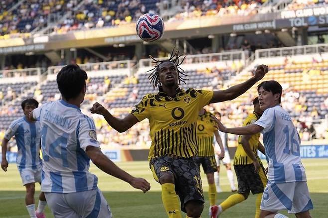 2025년 6월 25일, 미국 신시내티에서 열린 클럽 월드컵 F조 조별리그 경기에서 도르트문트의 카니 추쿠에메카가 울산 HD의 이진현, 이희균 사이에서 공을 다투고 있다.