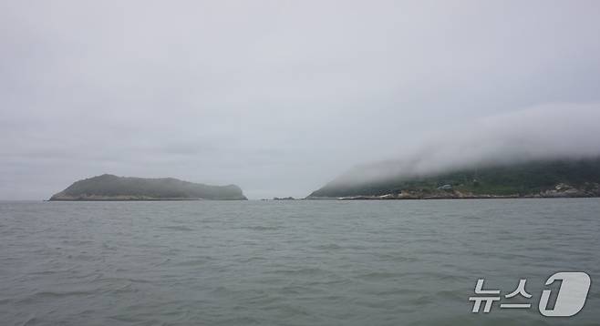 진목도 부속섬인 갈목도(오른쪽)와 건너편의 무인도인 식나도. 2025.6.27/뉴스1 ⓒ News1 조영석 기자
