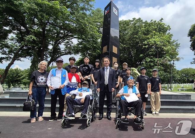 필리핀 한국전 참전용사 기념행사에 참석한 천태초등학교 학생들이 필리핀 참전용사들에게 '한국전 참전용사 티셔츠'를 전달한 뒤 함께 기념사진을 찍고 있다. (전남도교육청 제공, 재판매 및 DB 금지)/뉴스1
