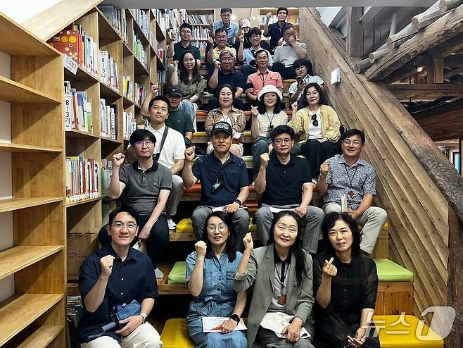 진도교육청 관내 초·중·고 교장단이 제주 IB 운영학교를 방문, 기념사진을 찍고 있다.(전남도교육청 제공, 재판매 및 DB 금지)/뉴스1