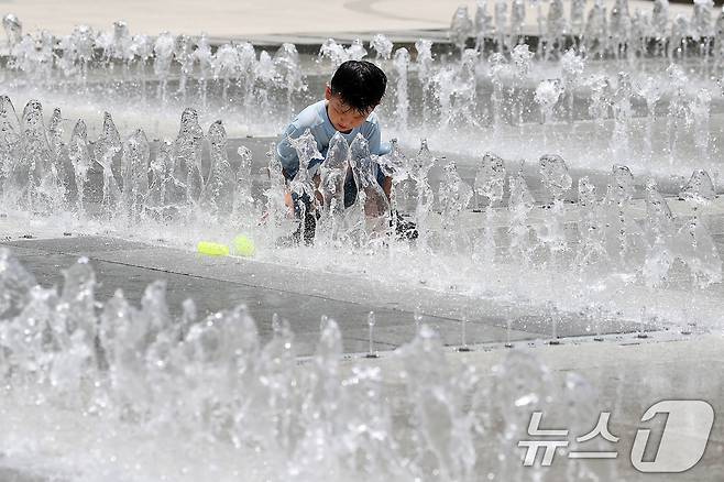 대구·경북에 올여름 첫 폭염주의보가 발효된 27일 오후 대구 서구 평리공원 바닥분수에서 어린이가 물장난을 치며 더위를 식히고 있다. 2025.6.27/뉴스1 ⓒ News1 공정식 기자