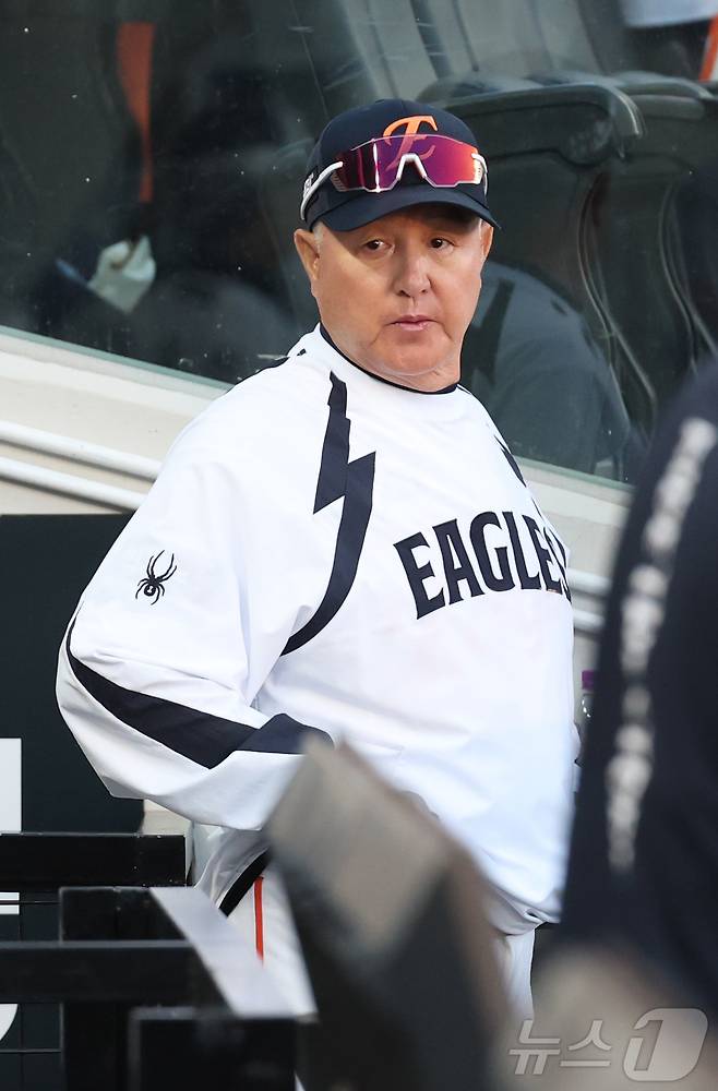 4일 대전 한화생명볼파크에서 열린 '2025 신한 SOL 뱅크 KBO리그' 프로야구 한화 이글스 대 KT 위즈 경기에서 한화 김경문 감독이 경기를 보고 있다. 2025.6.4/뉴스1 ⓒ News1 김기남 기자