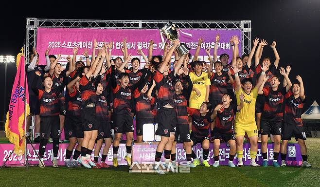 경북 포항여전고 선수들이 27일 경남 합천에서 열린 ‘2025 스포츠케이션 명품도시 합천에서 펼쳐지는 제33회 여왕기 전국여자축구대회’ 고등부 시상식에서 우승 트로피를 들어올리며 함께 기뻐하고 있다. 포항여전고는 결승전에서 승부차기 끝에 전남 광양여고를 꺾고 우승을 차지했다. 2025. 6. 27. 합천 | 박진업 기자 upandup@sportsseoul.com