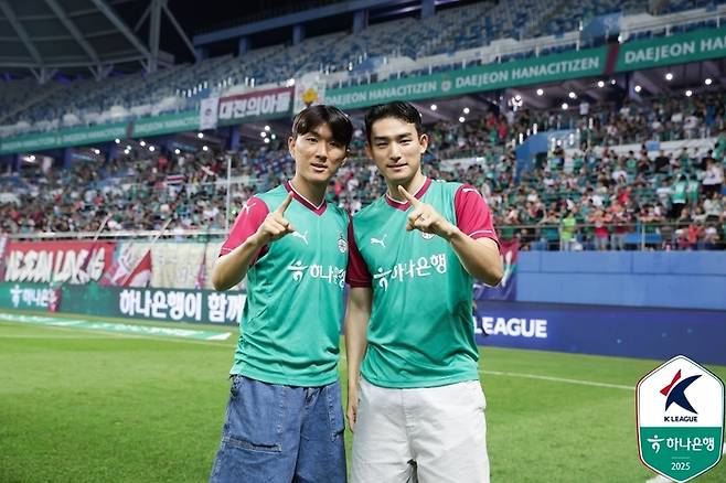 황인범(왼쪽)과 조유민이 27일 대전월드컵경기장을 찾아 포즈를 취하고 있다. 사진｜한국프로축구연맹