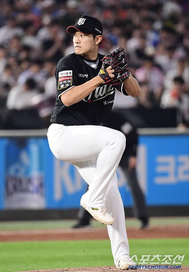 투구하고 있는 KT 임준형.