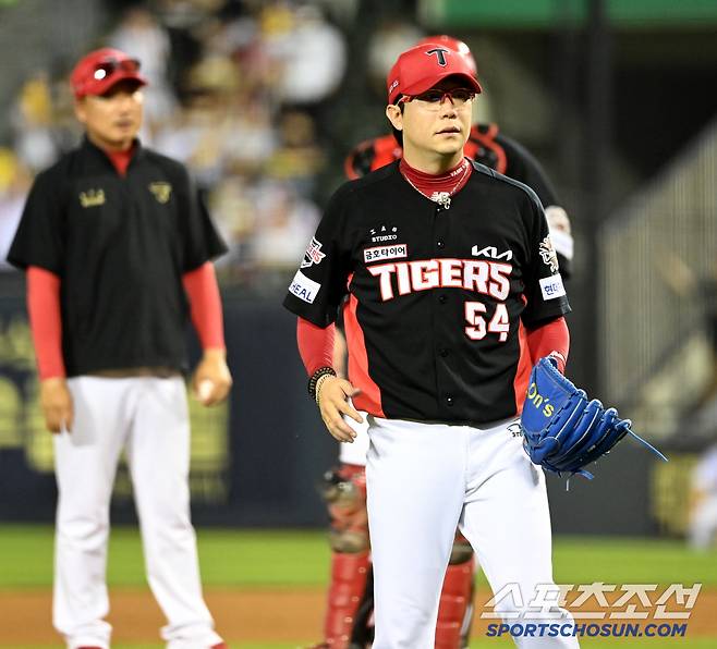 27일 잠실야구장에서 열린 KIA와 LG의 경기, 6회말 양현종이 박동원에 역전 3점홈런을 내준 뒤 마운드를 내려가다 멈춰서고 있다. 잠실=허상욱 기자wook@sportschosun.com/2025.06.27/