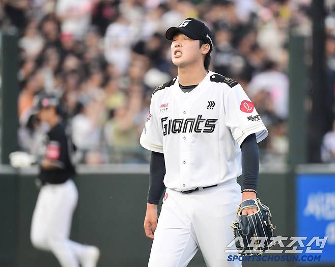 27일 부산 사직구장에서 열린 롯데와 KT의 경기. 2회 동점을 허용한 롯데 선발 이민석. 부산=송정헌 기자songs@sportschosun.com/2025.06.27/