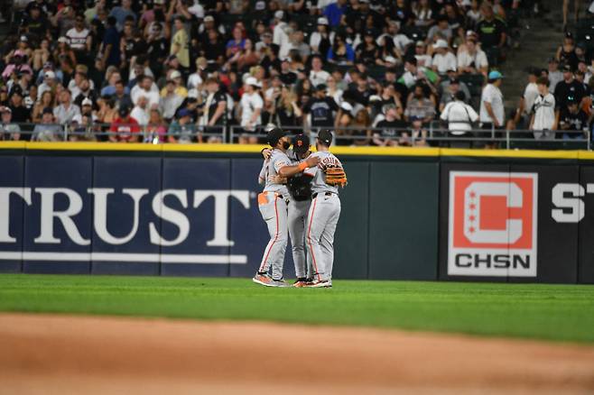 엘리엇 라모스, 마이크 야스트렘스키, 이정후가 승리 후 외야에 모여 세리머니를 하고 있다. AFP연합뉴스
