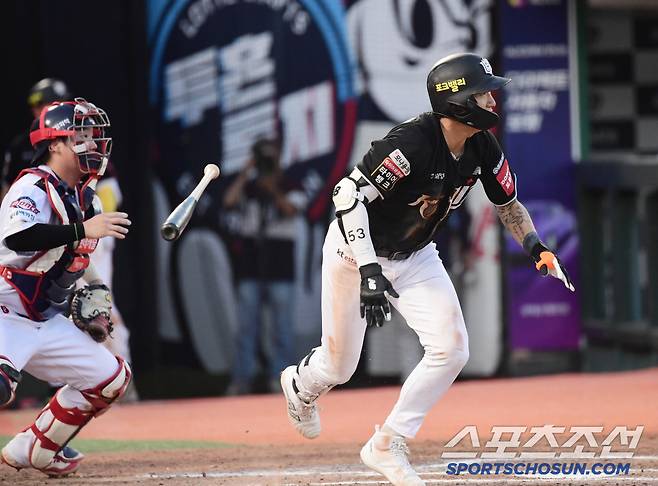 28일 부산 사직구장에서 열린 롯데와 KT의 경기. 6회초 1사 만루. 2타점 적시타 날리고 있는 김민혁. 부산=송정헌 기자songs@sportschosun.com/2025.06.28/
