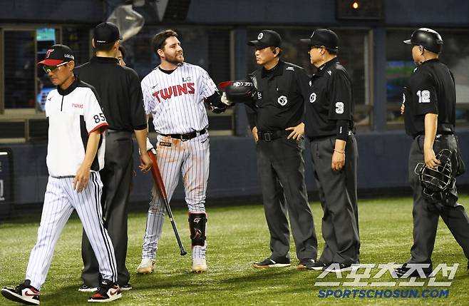 억울한 오스틴은 자리에 남아 어필을 이어갔지만 염경엽 감독은 말없이 더그아웃으로 향했다.