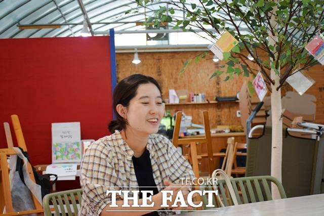 경북 의성군에서 농산물 직거래 업체 '빅토리팜'을 운영하는 손다은 씨는 귀농 9년 차다. 도시 여자 손 씨에게 농촌 체험과 귀농은 하늘과 땅 차이였다. 손 씨는 8년을 버티고 버텨 지금은 웃을 수 있게 됐다. 지난달 23일 <더팩트>와 인터뷰하며 웃는 손 씨. /의성=이철영 기자