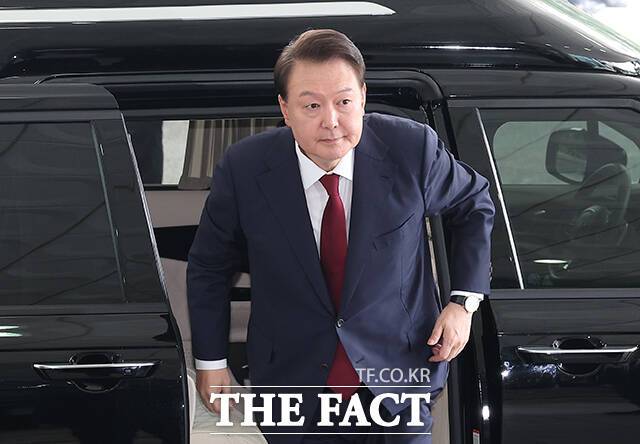 윤석열 전 대통령이 28일 오전 피의자 신분으로 서울 서초동 서울고등검찰청에 마련된 내란특검 사무실에 출석하고 있다. /임영무 기자