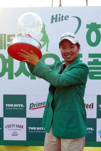 박희영이 2004년 하이트컵 여자오픈에서 아마추어 우승을 달성한 뒤 미소를 짓고 있다. 사진제공=KLPGA