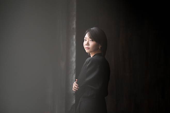 고딕 스릴러 풍을 살리기 위해 모노톤 색감의 카페 앤트러사이트 연희점에 양해를 구하고 촬영했다./ 고운호 기자