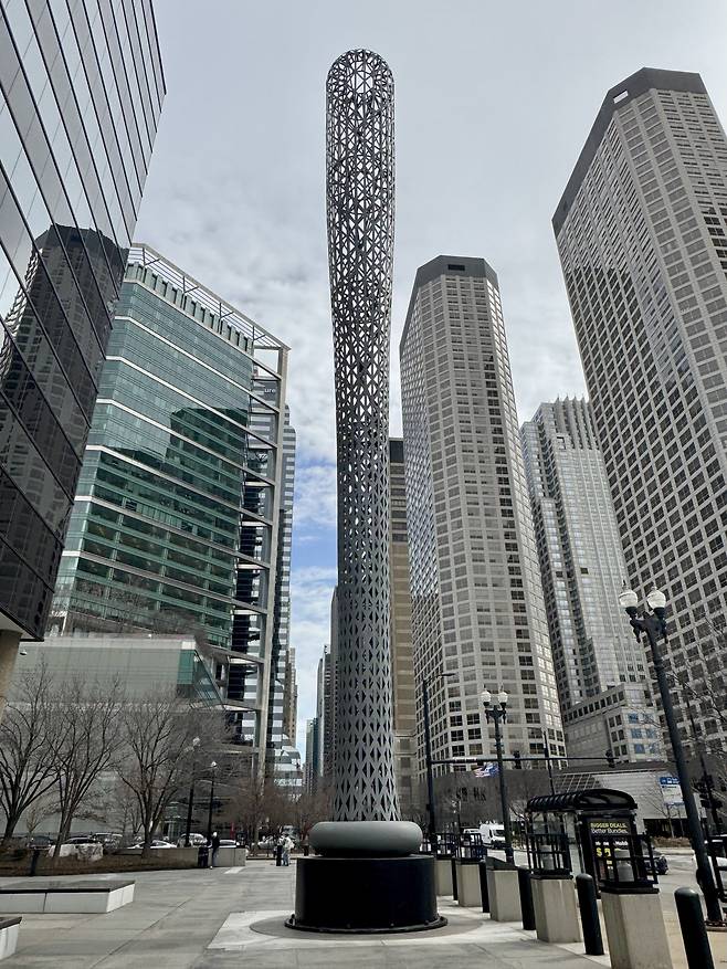 ‘야구배트(Batcolumn)’ 조형물. 일상의 오브제를 대형스케일로 만드는 스타일로 유명한 클라스 올든버그가 야구 사랑이 유별난 시카고를 위해 만들었다./박진배