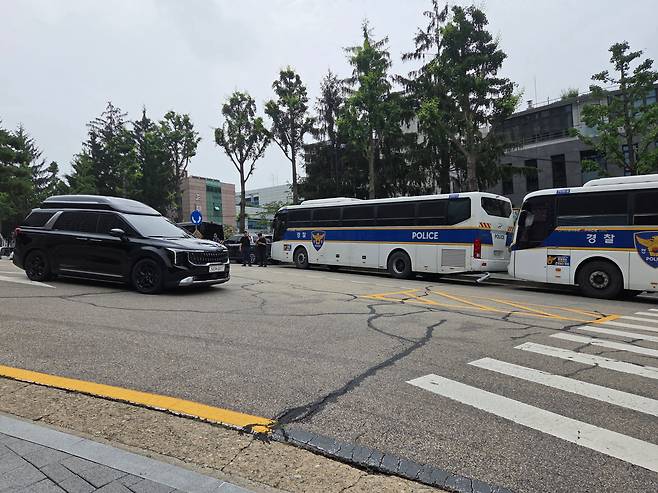 윤석열 전 대통령이 탄 차가 서울고검 로비로 향하고 있다./양인성 기자