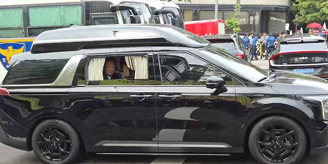 28일 오전 서울 서초구 서울고검 인근에서 내란특검에 출석하는 윤석열 전 대통령이 지지자들에게 손을 흔들고 있다./유튜브