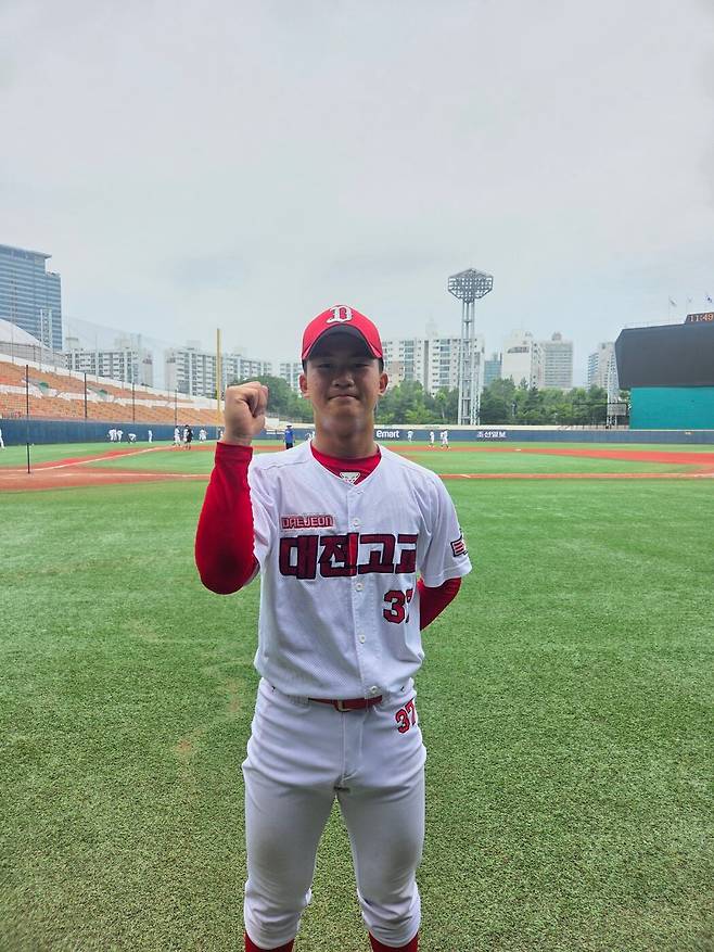 28일 서울 목동야구장에서 열린 제80회 청룡기 전국고야구선수권 겸 주말리그왕중왕전에서 대회 첫 홈런이자 만루홈런을 때려낸 대전고 2학년 이강석./배준용 기자