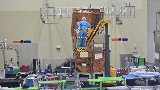 대전 한국항공우주연구원 위성총조립시험센터에서 다목적실용위성(아리랑) 7호 위성의 랩핑 작업이 진행 중이다./항우연