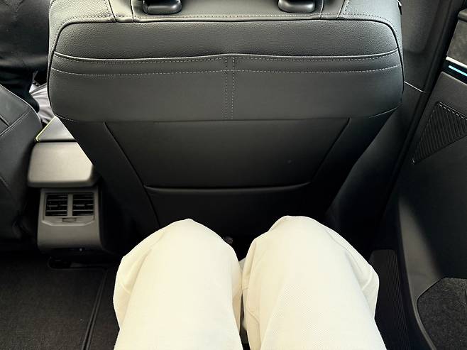 세닉 E-Tech 100% 일렉트릭의 뒷좌석에 키 170㎝인 기자가 앉았을 때의 모습. 세닉의 무릎 공간은 278㎜다. /이윤정 기자