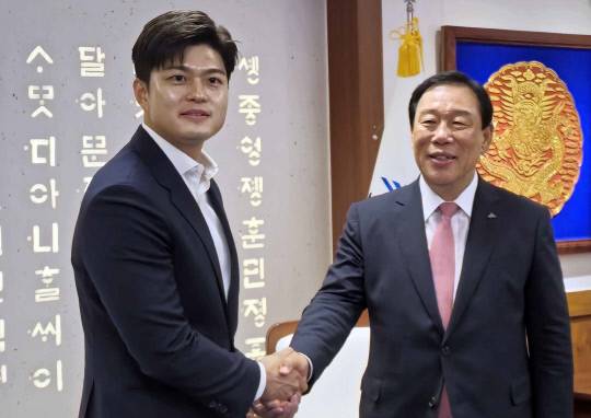 김용태 국민의힘 비상대책위원장이 25일 세종시를 방문해 최민호 시장과 악수하고 있다. 연합뉴스