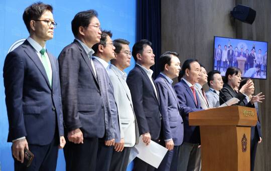 국민의힘 박덕흠, 성일종 의원 등 충청권 의원 및 당협위원장들이 23일 서울 여의도 국회 소통관에서 해양수산부 부산 이전을 반대하는 성명서를 발표하고 있다. 연합뉴스