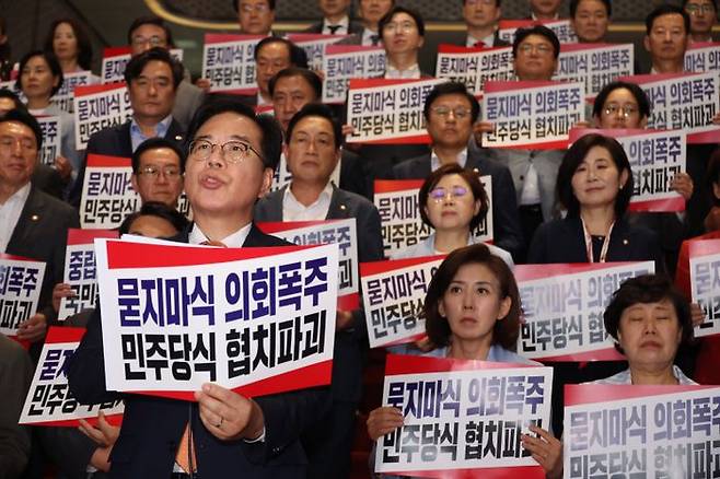 송언석 국민의힘 원내대표가 27일 오후 국회에서 본회의 도중 퇴장해 더불어민주당 주도의 상임위원장 선출을 규탄하고 있다. ⓒ뉴시스