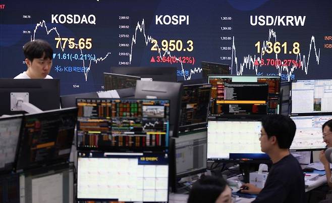 서울 여의도 KB국민은행 스마트딜링룸에서 딜러들이 업무를 보고 있다(자료사진). ⓒ뉴시스