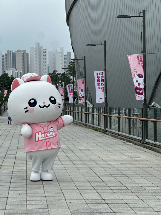 인기 네이버웹툰 캐릭터 ‘춘배’가 28일 고척스카이돔 앞에서 팬들을 맞이하고 있다.ⓒ네이버웹툰