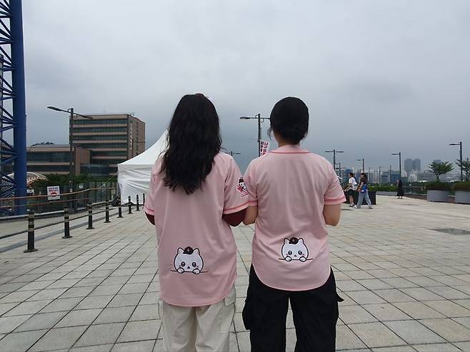 28일 고척스카이돔 앞에서 춘배 굿즈를 착용한 키움히어로즈팬이 포즈를 취하고 있다.ⓒ데일리안 조인영 기자